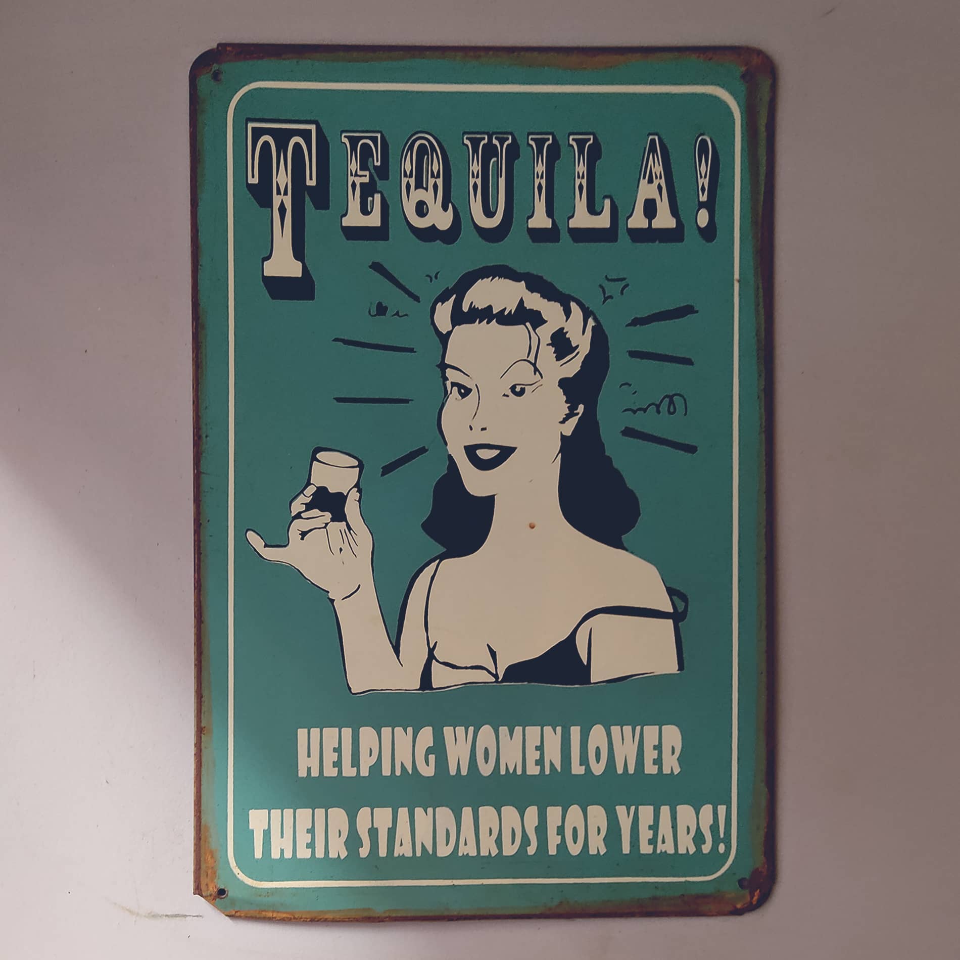Cuadro vintage mujer con tequila