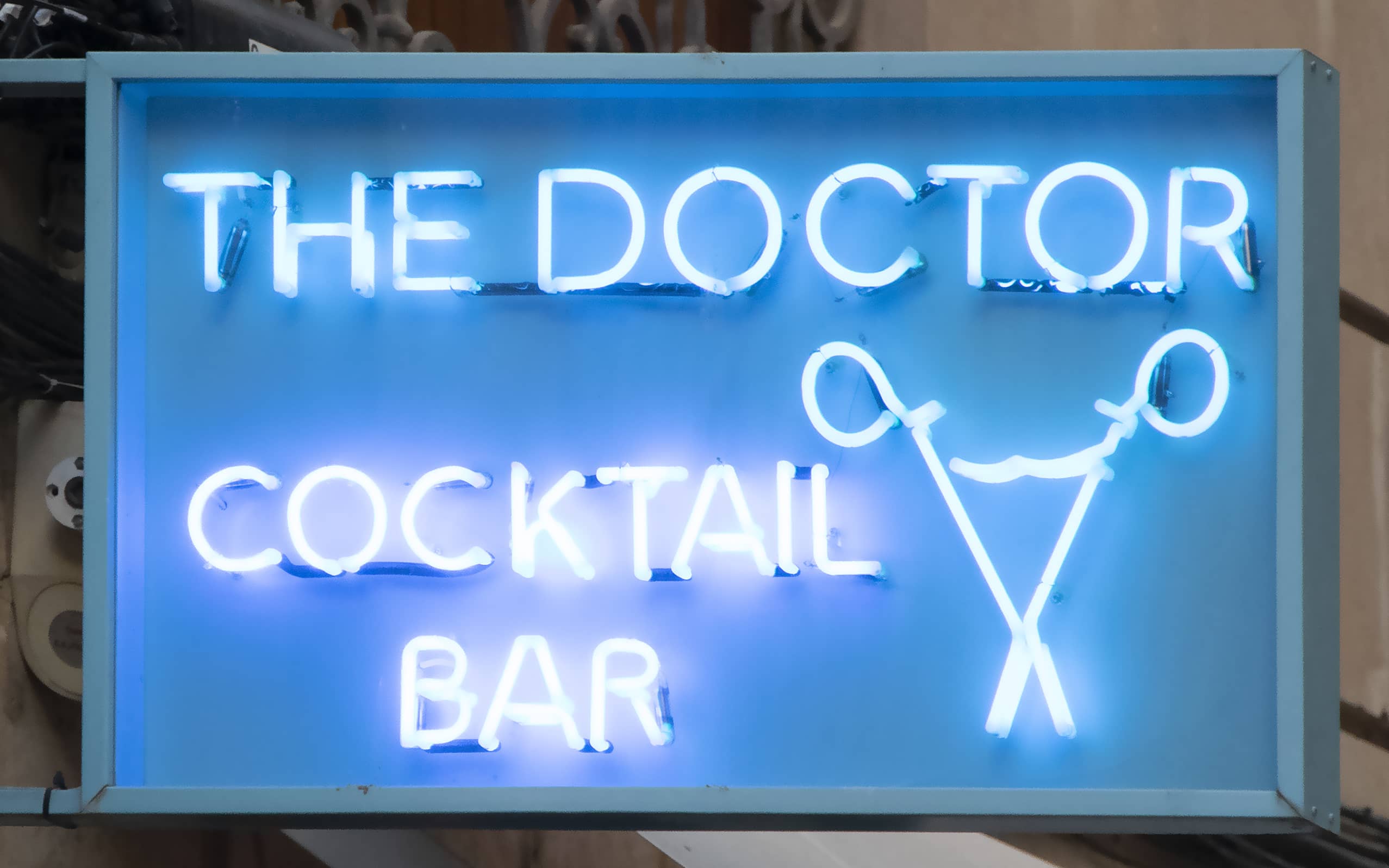 Banderola con letras y logotipo en neón del bar The Doctor Cocktail