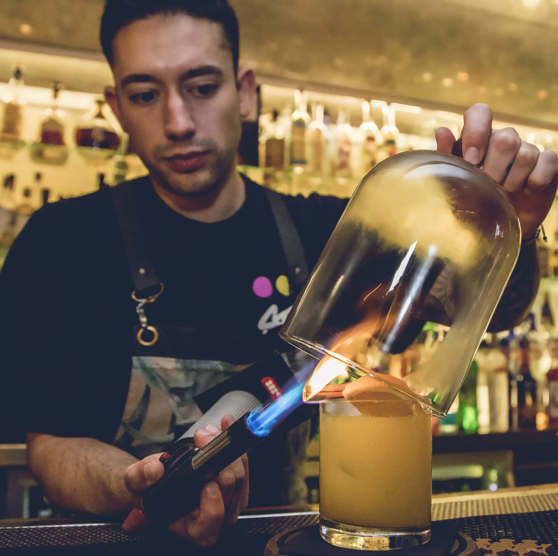 Bartender Romo preparando coctel God of War