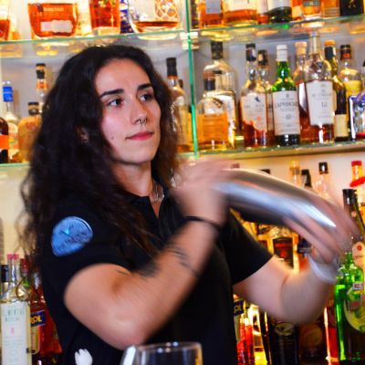 Isa bartender en The Doctor Cocktail Bar en Salamanca Isa bartender en The Doctor Cocktail Bar en Salamanca