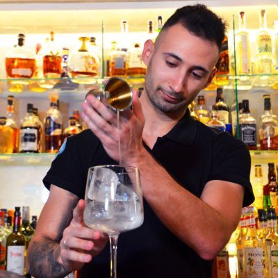 Jairo bartender en The Doctor Cocktail Bar en Salamanca Jairo bartender en The Doctor Cocktail Bar en Salamanca