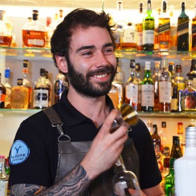 Marcos bartender en The Doctor Cocktail Bar en Salamanca Marcos bartender en The Doctor Cocktail Bar en Salamanca