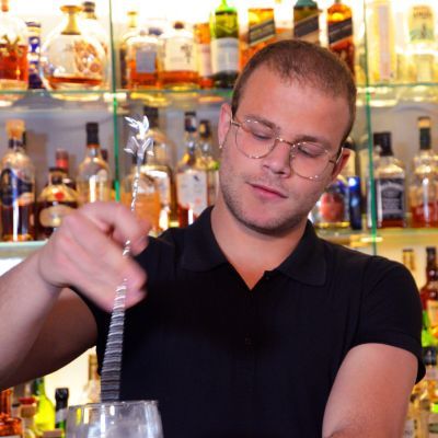 Pablo bartender en The Doctor Cocktail Bar en Salamanca Pablo bartender en The Doctor Cocktail Bar en Salamanca
