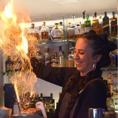 Sandra bartender en The Doctor Cocktail Bar en Salamanca Sandra bartender en The Doctor Cocktail Bar en Salamanca